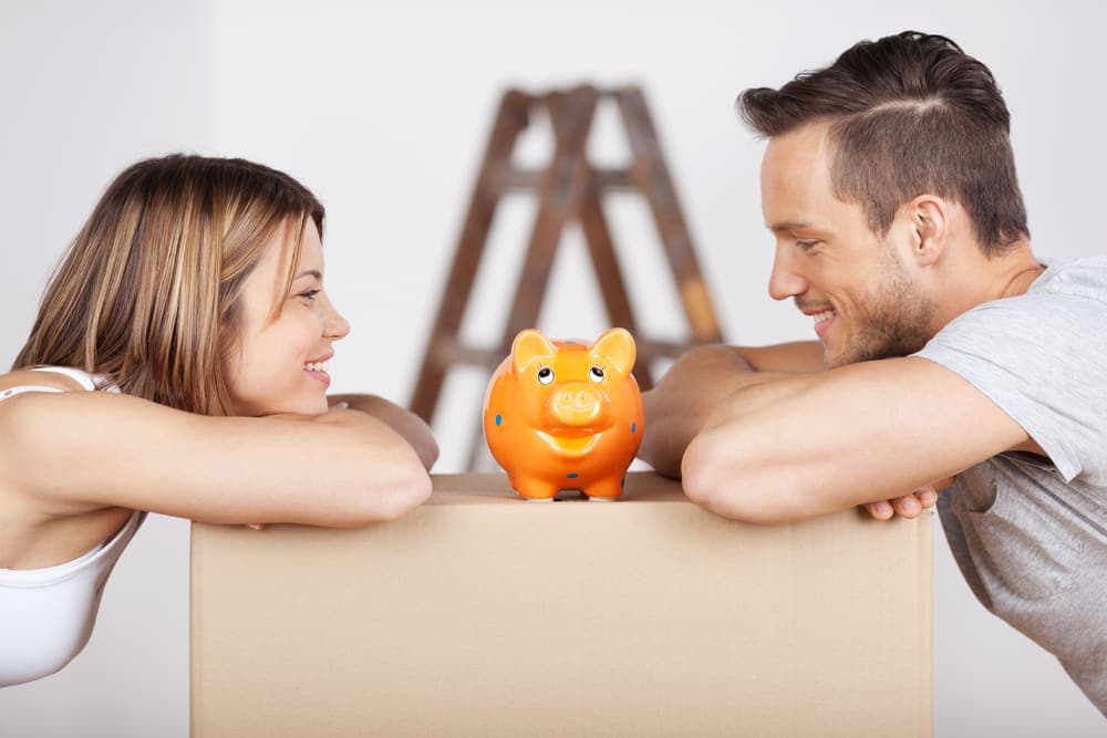 Are you moving with no money? If so, we have 10 tips for you. ✓ From frugal packing tips to affordable ways to store your stuff, click here!