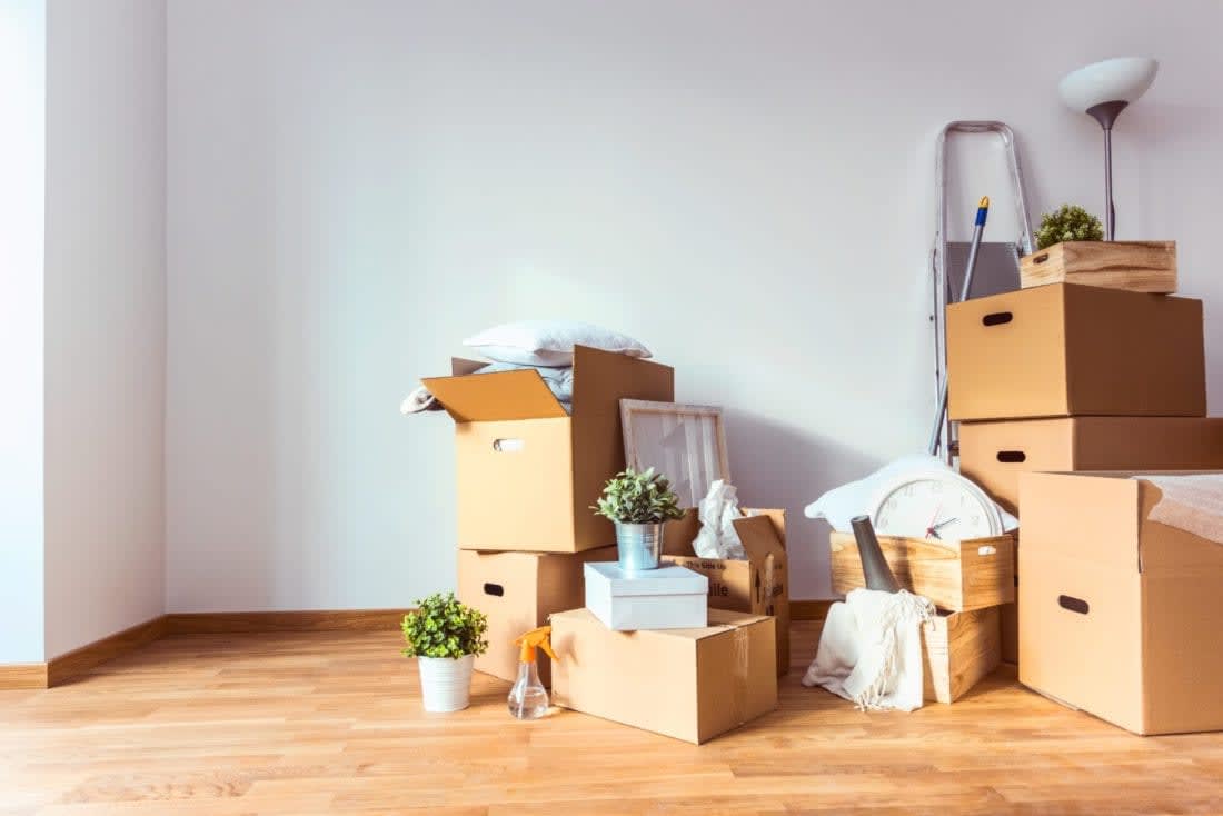 Are you moving with no money? If so, we have 10 tips for you. ✓ From frugal packing tips to affordable ways to store your stuff, click here!