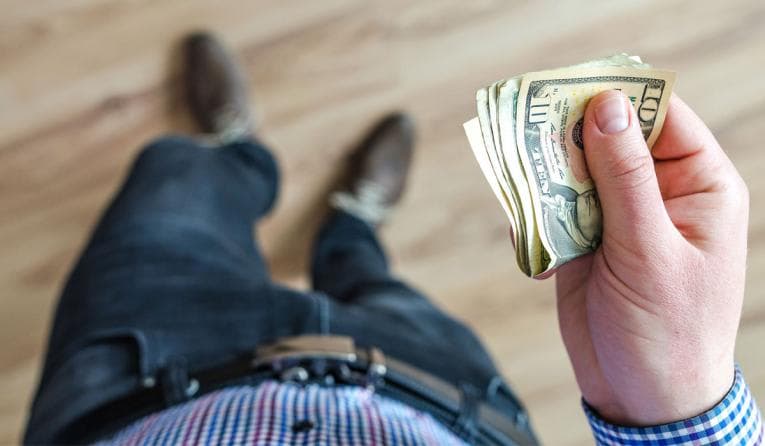 Are you moving with no money? If so, we have 10 tips for you. ✓ From frugal packing tips to affordable ways to store your stuff, click here!