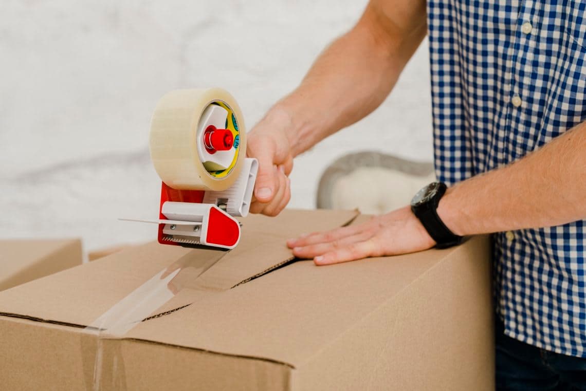 Wondering how to pack an apartment? We can help! Discover how to pack quickly while also keeping your belongings safe and secure. ✓ Learn more here!
