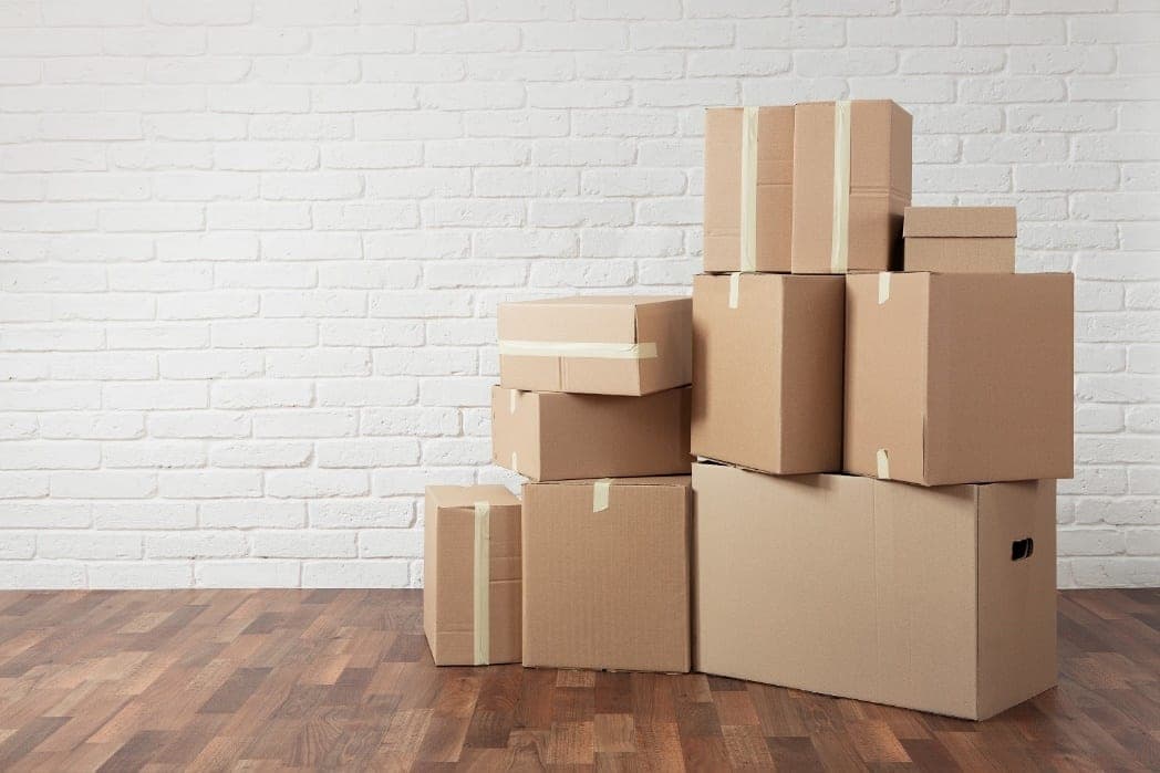 Wondering how to pack an apartment? We can help! Discover how to pack quickly while also keeping your belongings safe and secure. ✓ Learn more here!